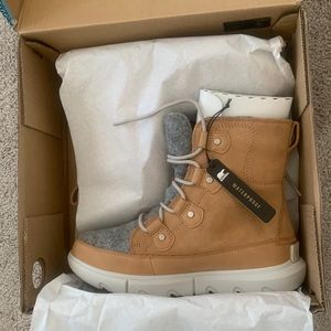 NwT sorel explorer in tawny bluff